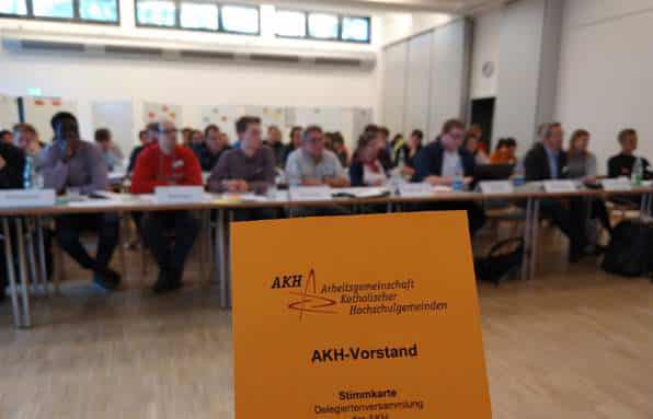 In der AKH geht es kirchlich und demokratisch zu: Abstimmungen – zwischen Haupt- und Ehrenamtlichen, zwischen Laien und Klerikern – mittels Stimmzetteln. Bild: AKH