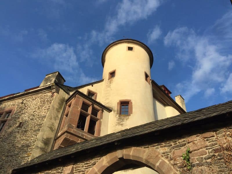 Neuerburgturm unterm blauen HImmel