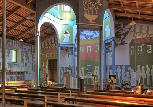 Die Kirche Hl. Geist in Neuss ist mit ihrer Ausmalung durch den Viersener Künstler Prof. Georg Ettl im Jahre 1999 ein vielbesuchtes, interessantes Gesamtkunstwerk der Moderne.