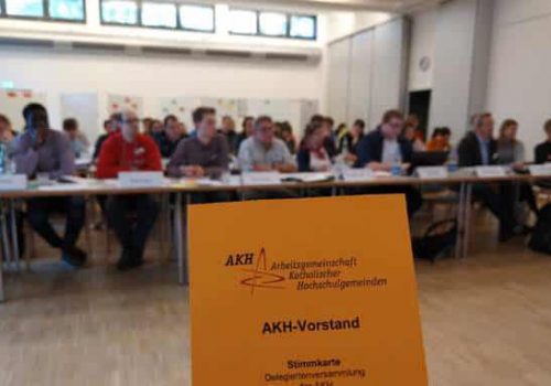 In der AKH geht es kirchlich und demokratisch zu: Abstimmungen – zwischen Haupt- und Ehrenamtlichen, zwischen Laien und Klerikern – mittels Stimmzetteln. Bild: AKH