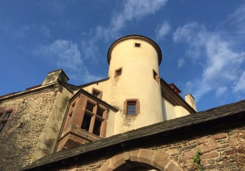 Neuerburgturm unterm blauen HImmel