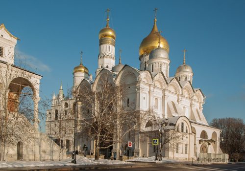 Die wichtigste Kirche in Moskau ist die Christ-Erlöser-Kathedrale
(russisch: Храм Христа Спасителя). Die am linken
Ufer der Moskwa westlich des Kremls stehende Kathedrale wurde
ursprünglich 1883 im neorussischen Stil erbaut. Während der
Stalin-Diktatur wurde sie zerstört, um an ihrer Stelle den Palast
der Sowjets zu errichten. Dieser Bau kam jedoch nicht über die
Fundamente hinaus und wurde ab 1958 zum Schwimmbad Moskwa
umfunktioniert. Nach dem Zerfall der Sowjetunion wurde die Kathedrale
1995 bis 2000 weitestgehend originalgetreu wiederaufgebaut.
Bild von jacqueline macou auf Pixabay