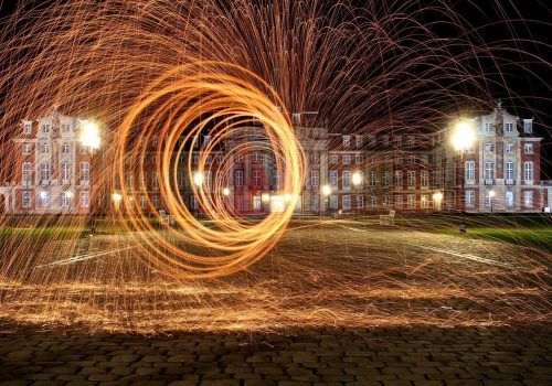 die Westfälische Wilhelms-Universität in Münster, nachts mit einem Feuerrad